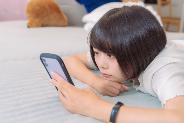 【筑後地区】スマホを長時間見続けると目にどんな影響がある？眼精疲労との関係を紹介
